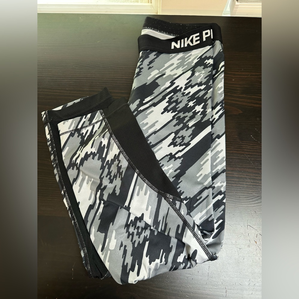 Nike Women's Black and Gray Camo Leggings